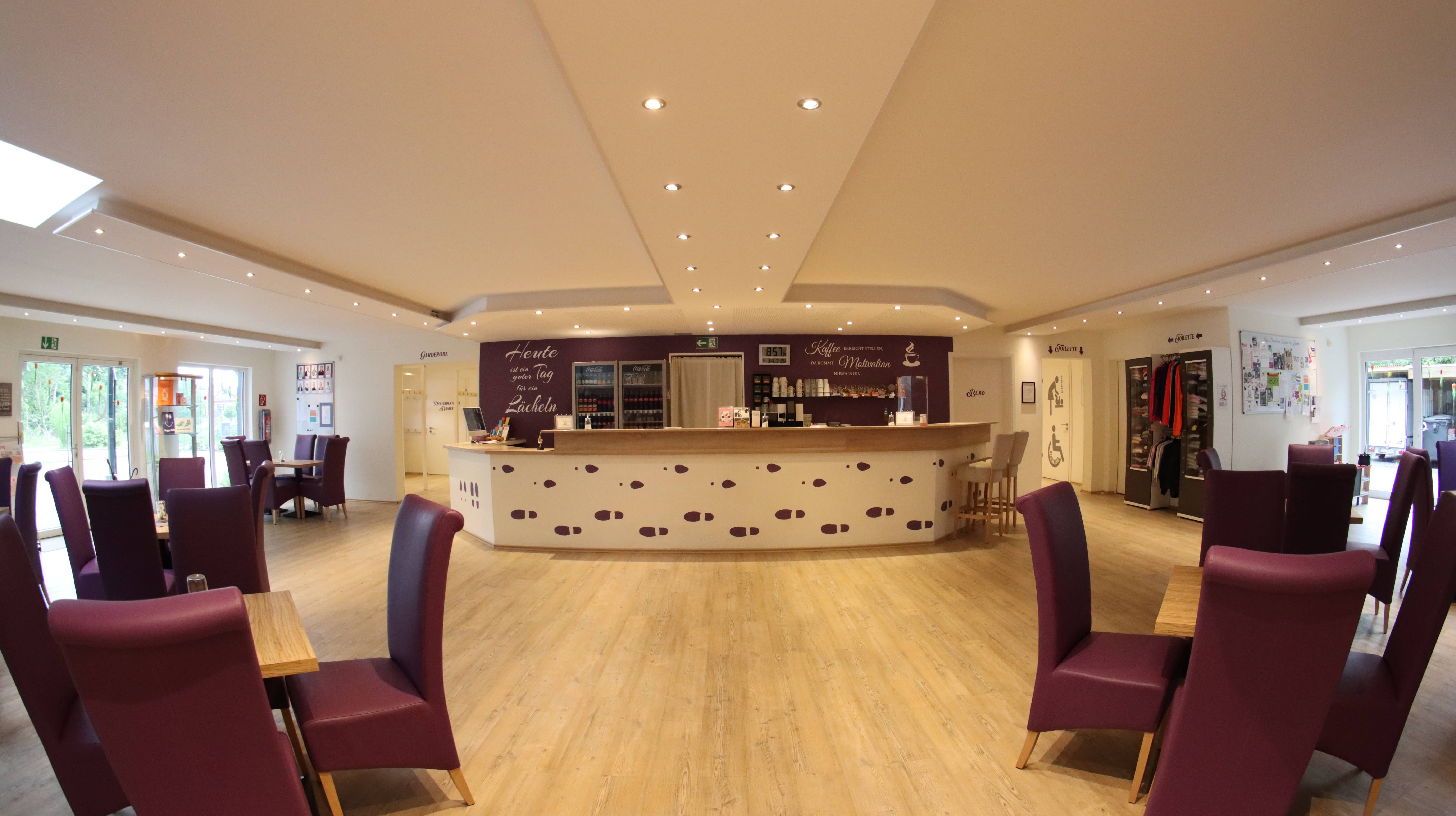 Foyer mit Bar und Loungebereich